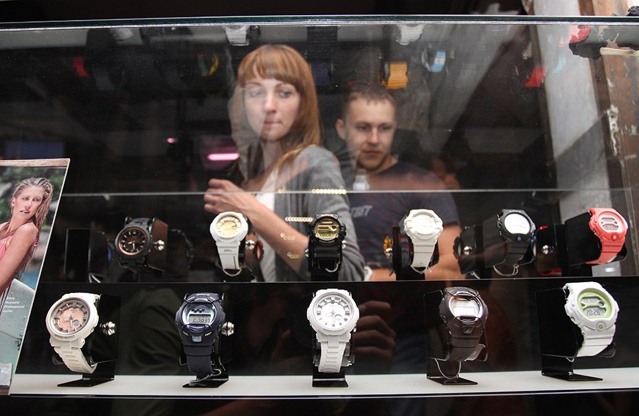 Гости рассматривают витрины с представленной коллекцией часов